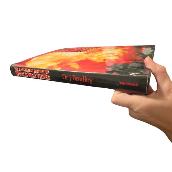 The illustrated history of world War three by Dr J Bradley 0711202524 windward - Picture 2 of 6